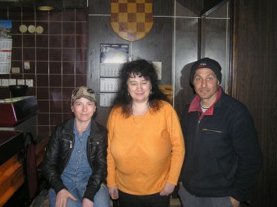 Darko (till höger) på järnvägskaféet i Daruvar, mars 2013.